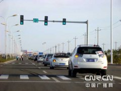 纷纷细心旁不雅着一辆辆车体上“走进恐龙之乡